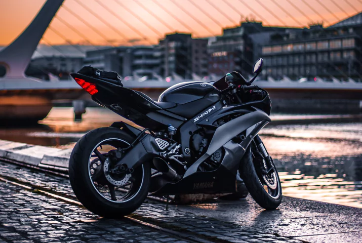 Moto en ciudad